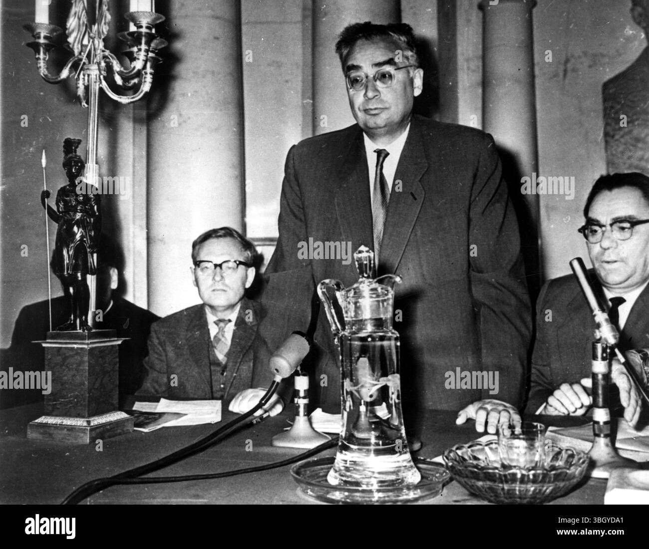 Une conférence de presse consacrée au lancement de la 2ème fusée spatiale en Union soviétique s'est tenue au Présidium de l'Académie des sciences de l'URSS. À gauche se trouve le professeur B. Kukarin ; au centre se trouve l'académicien L. I. Sedov qui fait un discours ; à droite se trouve l'académicien A. Topchiev. 17 septembre 1959 Banque D'Images