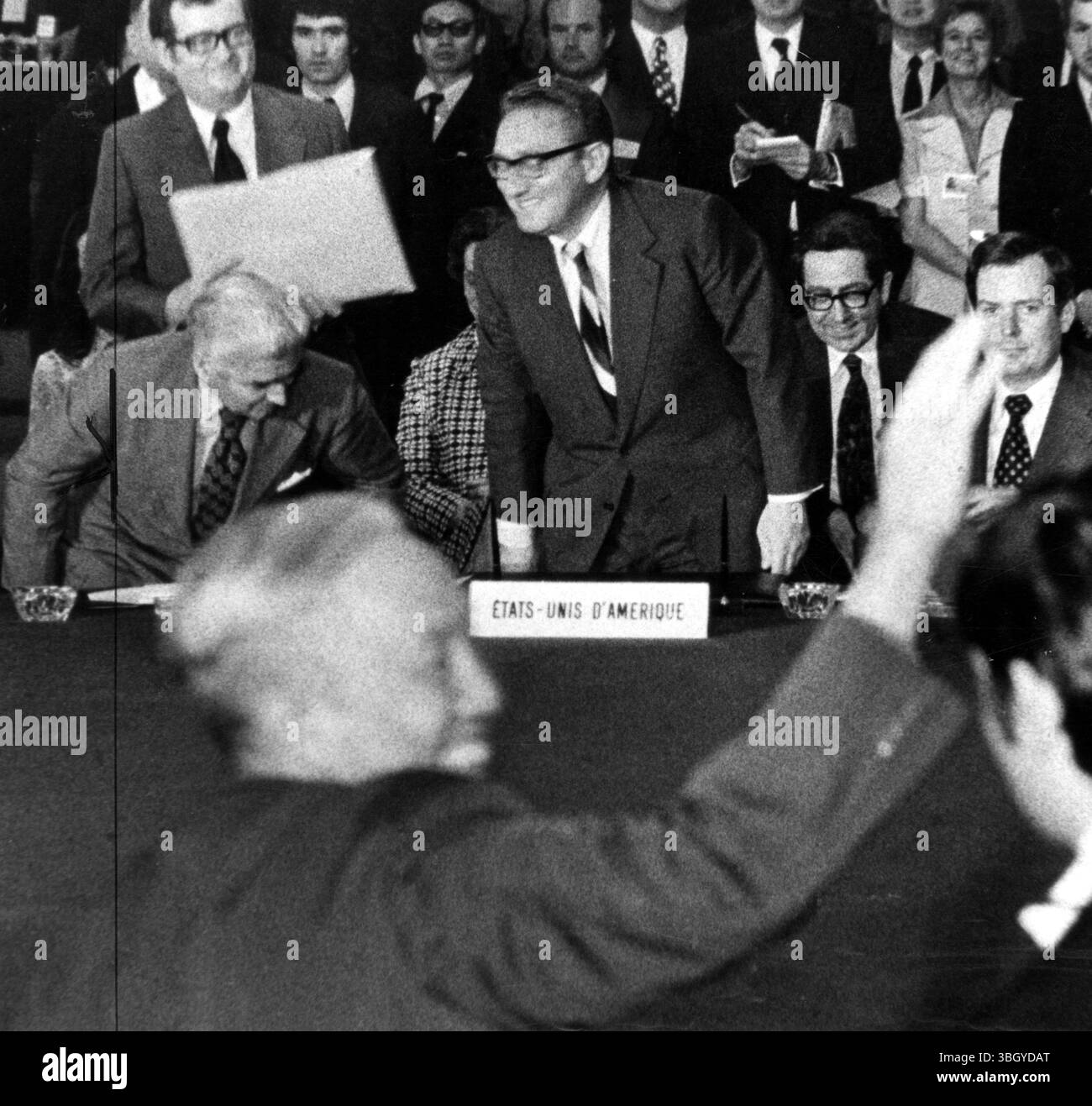 Henry A. Kissinger, conseiller du président Nixon pour la sécurité nationale, se lève après avoir signé un accord avec le due Tho de Hanoi. 14 juin 1973 Banque D'Images