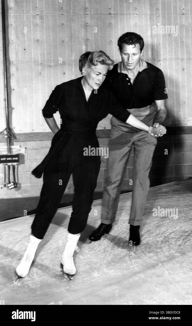 Dorothy Kirsten, soprano du Metropolitan Opera, et John Raitt, vedette de comédie musicale, ont l'impression de se précipiter là où les anges craignent de marcher alors qu'ils se sentent grièvement autour de la glace pendant les répétitions pour la revue All ICE du « Chevy show ». Le patinage c'est un peu hors de leurs lignes, mais là où il y a une volonté, il y a un moyen. 20 septembre 1958 Banque D'Images
