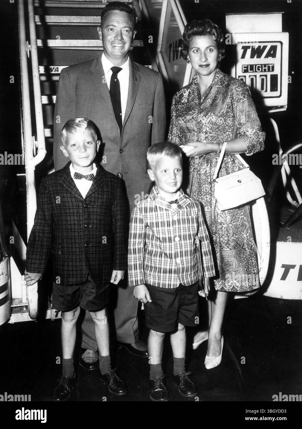 Le capitaine de l'Armée de l'Air Joseph Kittinger, qui a établi un nouveau record de chute libre à partir d'une gondole à ballon de 102 800 pieds, est représenté par sa femme, Pauline, et ses enfants, Joseph III (à gauche) et Mark. Kittinger, qui est arrivé avec sa famille, est ici pour une apparition dans une émission de télévision. 4 septembre 1960 Banque D'Images Le capitaine de l'Armée de l'Air Joseph Kittinger, qui a établi un nouveau record de chute libre à partir d'une gondole à ballon de 102 800 pieds, est représenté par sa femme, Pauline, et ses enfants, Joseph III (à gauche) et Mark. Kittinger, qui est arrivé avec sa famille, est ici pour une apparition dans une émission de télévision. 4 septembre 1960 Banque D'Images