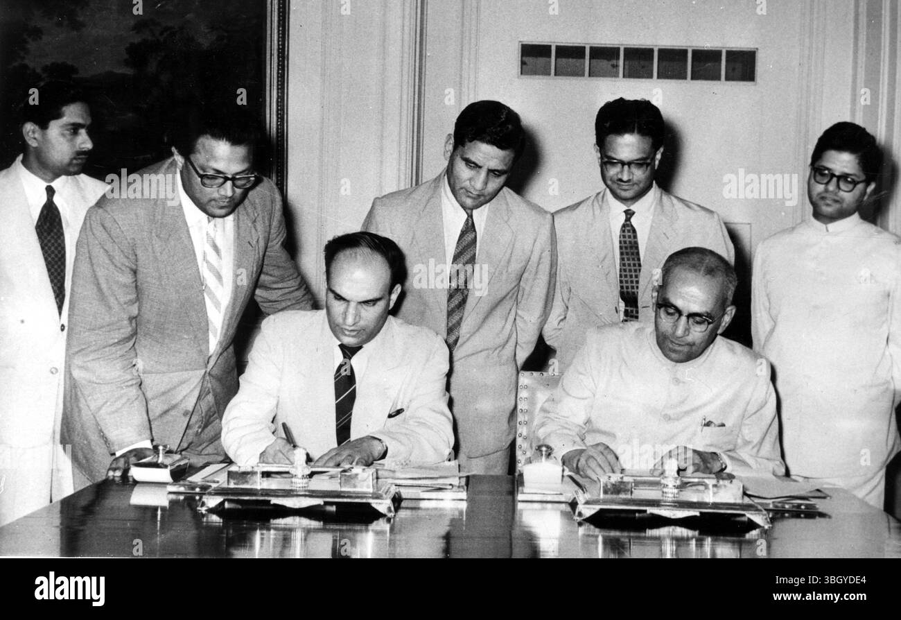 Un communiqué conjoint sur la Conférence des ministres indo-pakistanais sur les problèmes frontaliers a été signé à Rashtrapati Bhavan à la fin des pourparlers. Les noms de connexion sont : M. J. G. kHARAS, secrétaire aux Affaires étrangères par intérim, gouvernement du Pakistan, et Shri M. j. Desai, secrétaire du Commonwealth, gouvernement de l'Inde. 27 octobre 1959 Banque D'Images