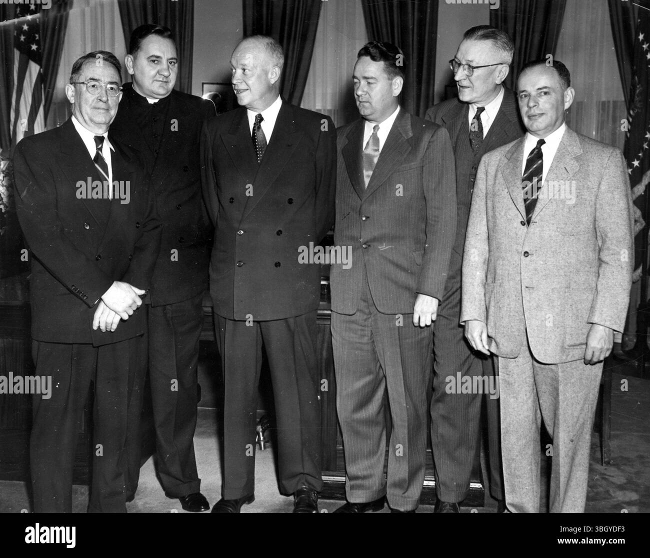 Des représentants d'organisations catholiques, juives et protestantes ont complété le président Eisenhower sur sa récente proposition que le Congrès autorise l'entrée de 240 000 immigrants au-dessus du quota. De gauche à droite : Dr Walter W. Van Kirk, Conseil national des Églises du Christ ; Messager Edward E. Swanstrom, Conférence nationale catholique du bien-être ; Président Eisenhower ; Dr Paul C. Empie, Conseil luthérien national ; Roland Elliott, Service mondial des Églises ; et Walter Bieringer, United services for New America's (avec l'approbation d'autres organisations juives nationales). 1er mai 1953 Banque D'Images