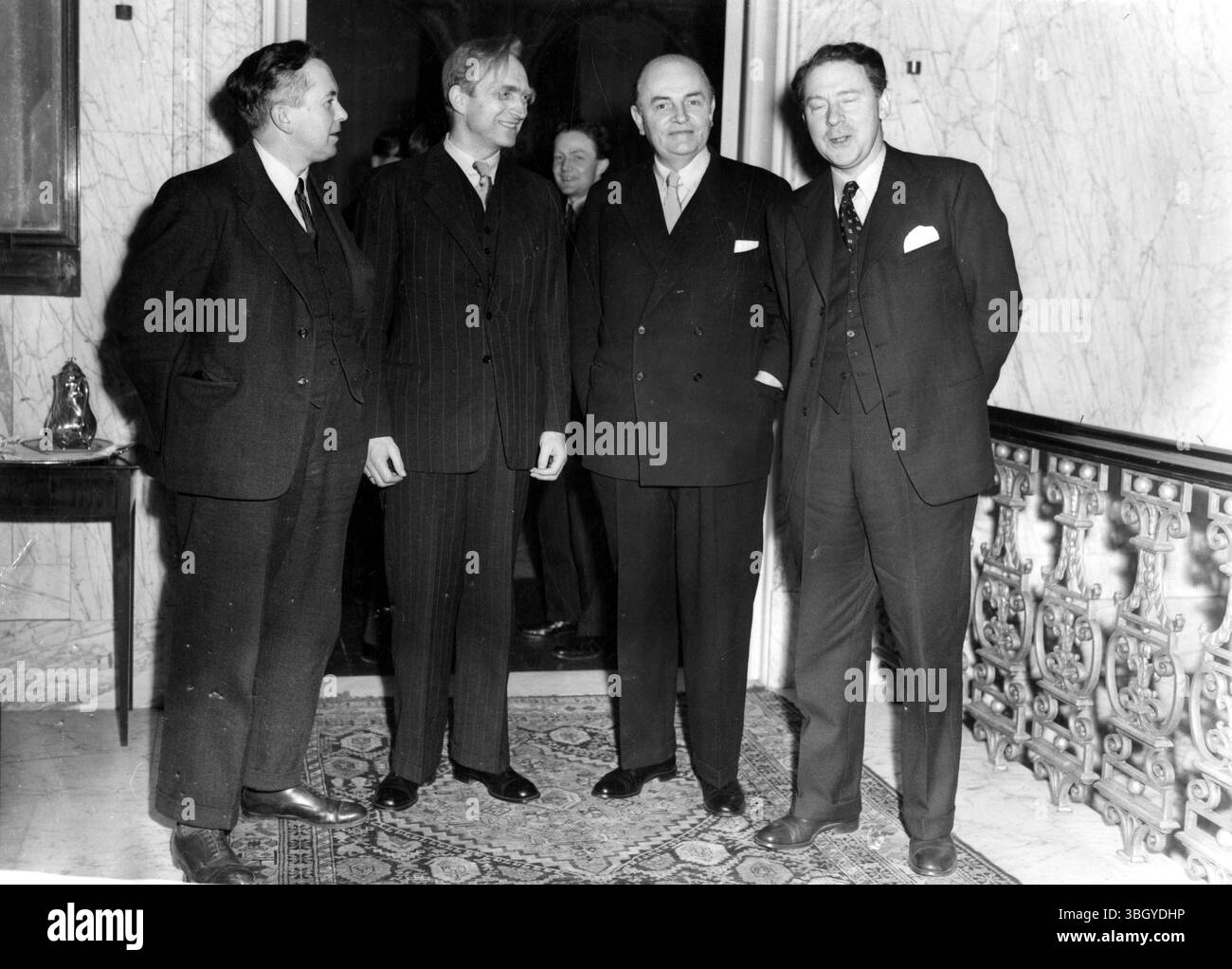 Photographiés lors d'un déjeuner à l'ambassade du Danemark à Londres (de gauche à droite) M. Harold Wilson, président de la Chambre de commerce, le professeur Kristensen, ministre danois des Finances, M. Kraft, ministre danois des Affaires étrangères et le chancelier de l'Échiquier, M. Hugh Gaitskell. Le déjeuner a permis aux ministres de se réunir avant le début des pourparlers anglo-danois. Les ministres danois discuteront au niveau du Cabinet des accords à long terme en vertu desquels la Grande-Bretagne achète la majeure partie du beurre et du bacon exportés par le Danemark et fournit au Danemark la majeure partie de son charbon et de son coke. 28 février 1951 Banque D'Images