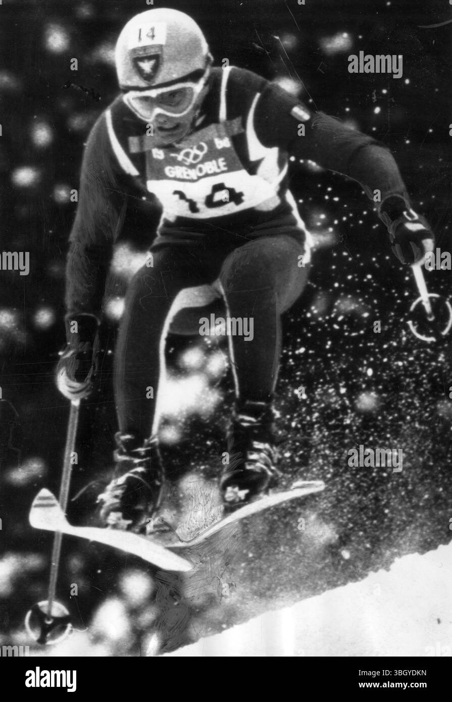 Jean-Claude Killy survole la neige en route pour remporter la médaille d’or olympique de Grenoble. 1968 Banque D'Images