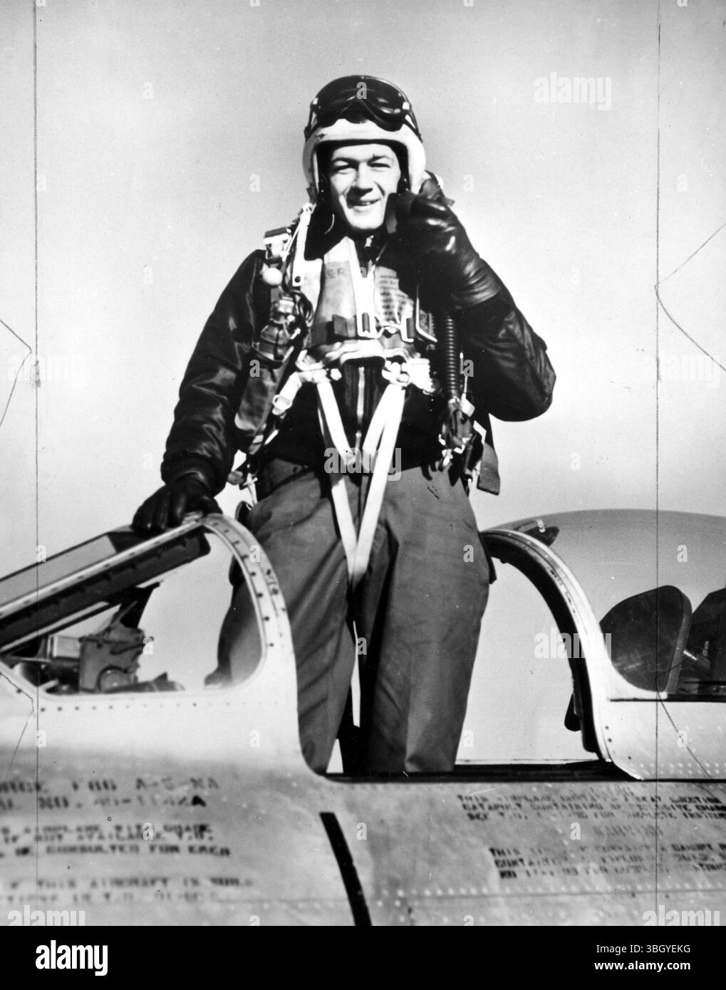 Le lieutenant James H. Kasler a emporté 2 jets rouges pour devenir le 15e as à réaction américain de la guerre de Corée. Le score est maintenant de 5 MIG détruits et 2 endommagés. Le pilote F-86 Sabrejet de l'armée de l'air, affecté à la 4e Escadre d'interception de chasseurs, a augmenté son décompte pour atteindre le statut as lors du court et vif affrontement avec les avions ennemis lors de patrouilles dans la vallée de la rivière Yalu en Corée du Nord. 15 mai 1952 Banque D'Images Le lieutenant James H. Kasler a emporté 2 jets rouges pour devenir le 15e as à réaction américain de la guerre de Corée. Le score est maintenant de 5 MIG détruits et 2 endommagés. Le pilote F-86 Sabrejet de l'armée de l'air, affecté à la 4e Escadre d'interception de chasseurs, a augmenté son décompte pour atteindre le statut as lors du court et vif affrontement avec les avions ennemis lors de patrouilles dans la vallée de la rivière Yalu en Corée du Nord. 15 mai 1952 Banque D'Images