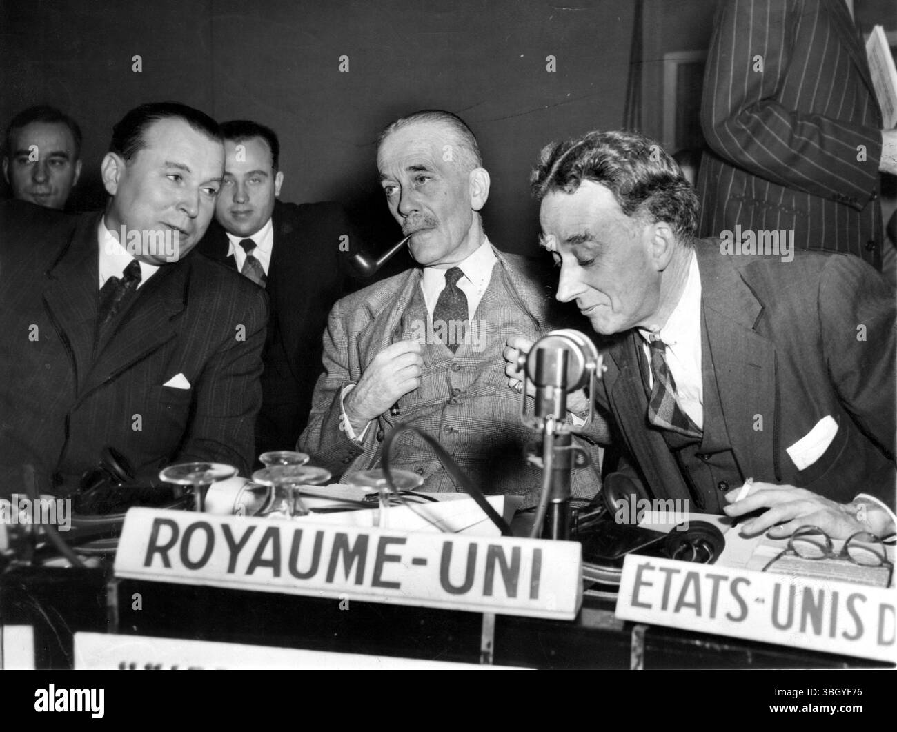 Phillip Jessup (à droite), Alexander Cadogan (au centre) et Jacob A. Malik. 11 avril 1948 Banque D'Images