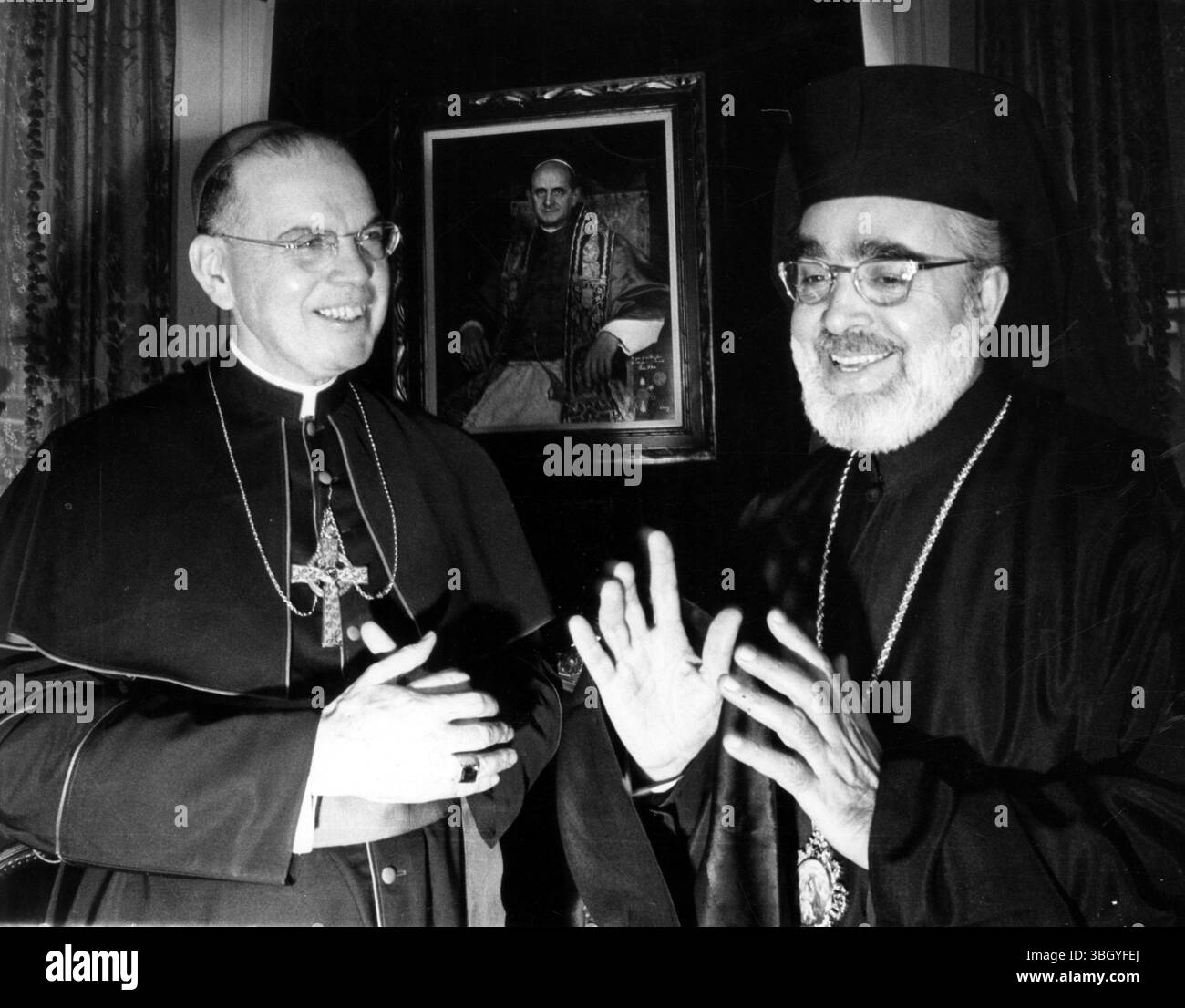 Rencontre des prélats. L'archevêque Iakovos, primat de l'Église orthodoxe grecque d'Amérique du Nord et du Sud, appelle l'archevêque catholique romain désigné Terence J Cooke (à gauche) de New York à la résidence de ce dernier ici le 26 mars. Cooke a récemment été nommé par le pape Paul VI pour succéder au cardinal Francis Spellman. 26 mars 1968 Banque D'Images