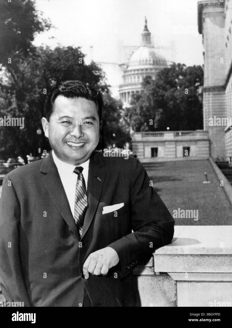 Faire connaissance. Le représentant démocrate Daniel Inouye d'Hawaï fait une pause au Capitole à Washington, le 10 août, après avoir fait une promenade autour du terrain pour se familiariser avec la ville dans laquelle il est sûr de passer beaucoup de temps au cours des deux prochaines années. Inouye, arrivé dans la capitale nationale le 9 août, est le premier Japonais américain à siéger au Congrès américain. 10 août 1959 Banque D'Images