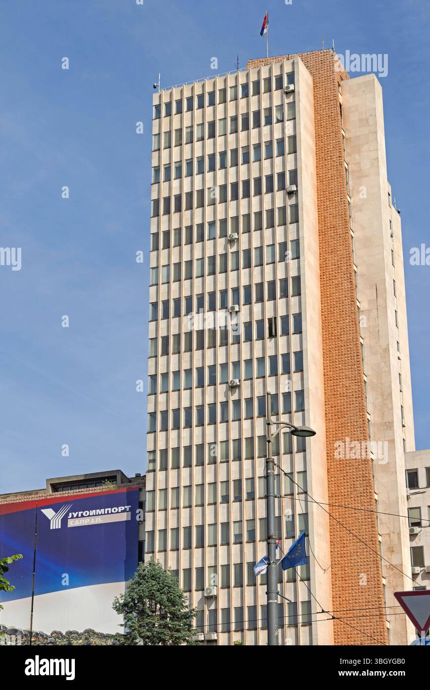 Belgrade, Serbie - 22 mai 2025 : bâtiment des bureaux du gouvernement Tour de la République de Serbie Ministère de la Défense à Kneza Milosa Street dans la capitale à l'automne Banque D'Images