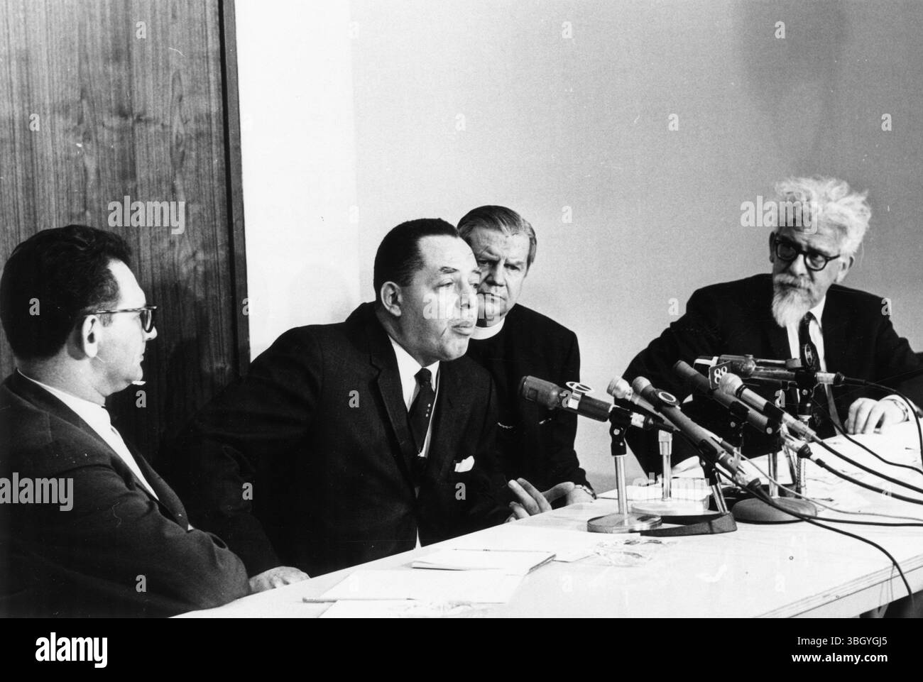 Les chefs religieux tiennent une conférence de presse au centre de l'église épiscopale pour décrire les plans pour la mise en œuvre des recommandations de la commission anti-émeute du président Johnson. De gauche à droite : Rabbi Marc Tenenbaum, Rév Albert Cleage jr, RT Rév John E Hines et Rabbi Abraham Heschel. 14 mars 1968 Banque D'Images