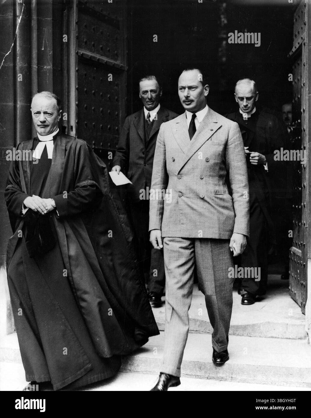Le duc de Gloucester quitte la cathédrale de Winchester avec le doyen après avoir inspecté les vitraux. 25 juillet 1938 Banque D'Images