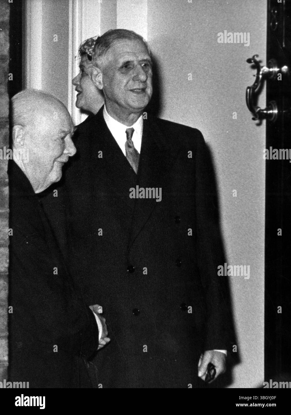 Sir Winston Churchill salue le président de la France, le général Charles de Gaulle, lorsque ce dernier a fait appel à Sir Winston à sa résidence Hyde Park Gate. 6 avril 1960 Banque D'Images