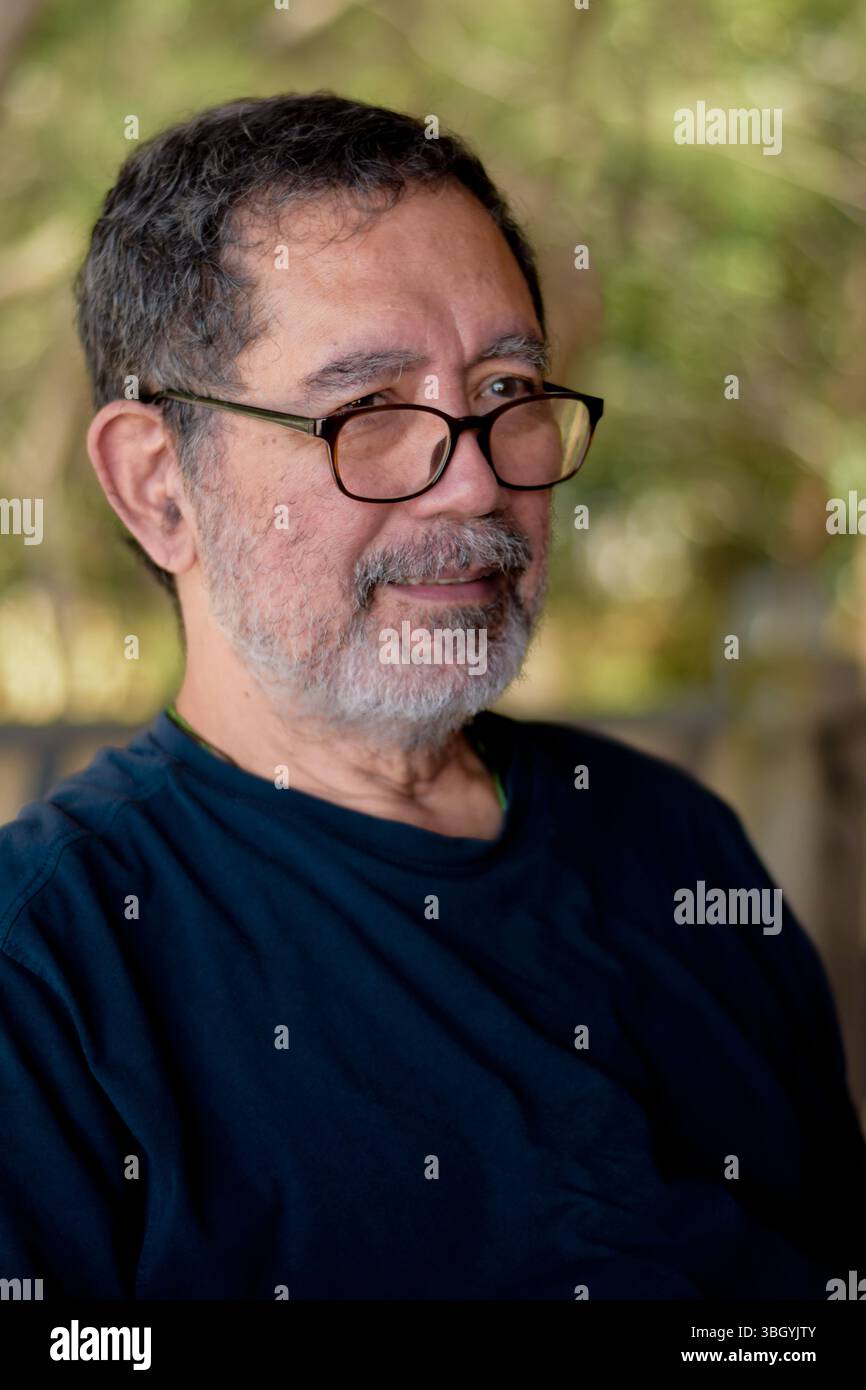 Portrait of smiling senior woman wearing glasses Banque D'Images