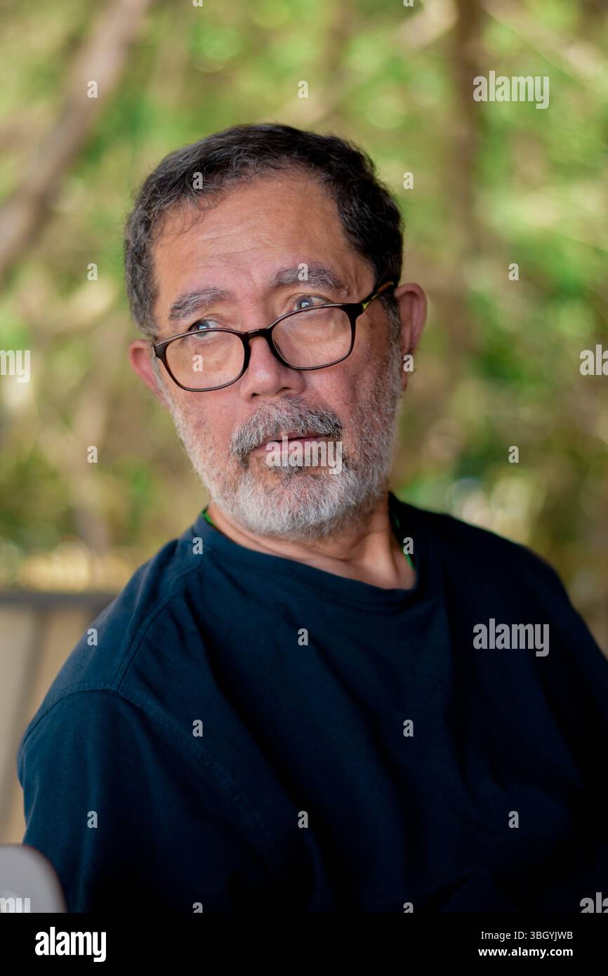 Portrait d'homme senior portant des lunettes et regardant loin Banque D'Images