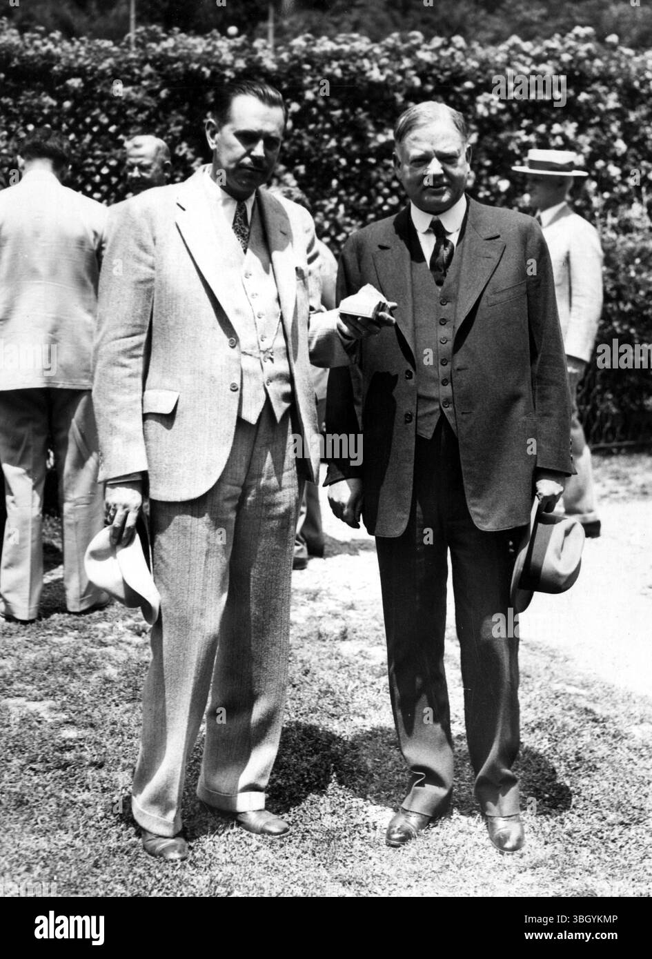 Un cadeau de l'Occident pour le président Hoover. Harry l Englebright, membre du Congrès de Californie, présente à Pres Hoover, une pépite d'or au nom des chambres de commerce du comté de Sacramento et du Nevada. Cette pépite d'or venait de l'église Banque D'Images