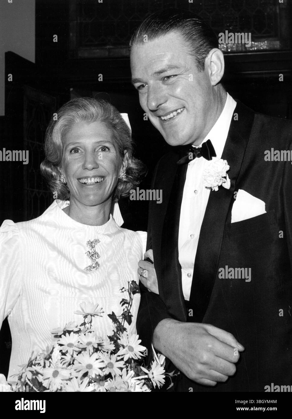 Cloches de mariage. Sharman Douglas et son époux, Andrew MacKenzie May, d'Angleterre, quittent l'église presbytérienne de Madison Avenue après leur mariage. 30 octobre 1968 Banque D'Images