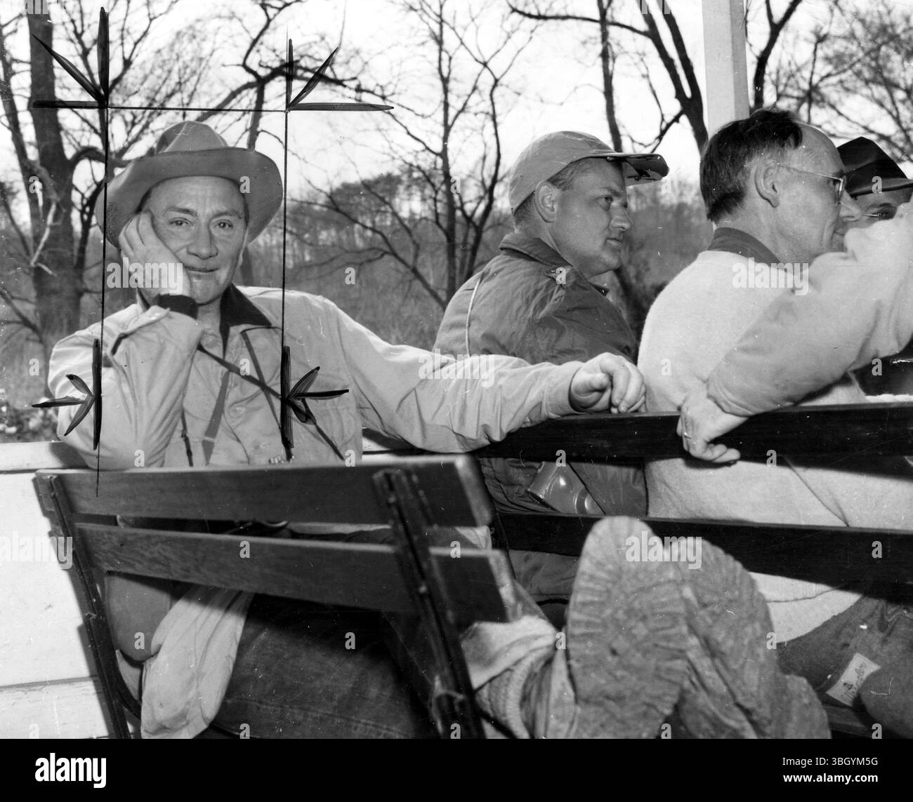 Douglas et le parti concluent la randonnée. Le juge de la Cour suprême William O. Douglas s'est reposé les pieds sur un banc après avoir embarqué dans une barge avec le reste de son groupe de randonnée. Le groupe arrive à Washington, concluant une randonnée de 185 km le long des rives du canal Chesapeake et Ohio, de Cumberland, Maryland, à la capitale du pays. 28 mars 1954 Banque D'Images