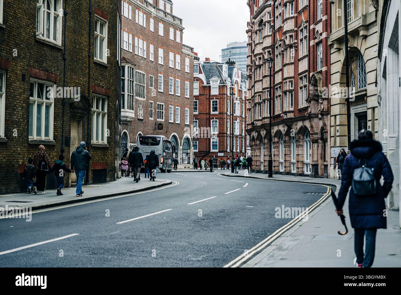 Rue sinueuse avec des bâtiments en briques rouges dans le centre de Londres Banque D'Images