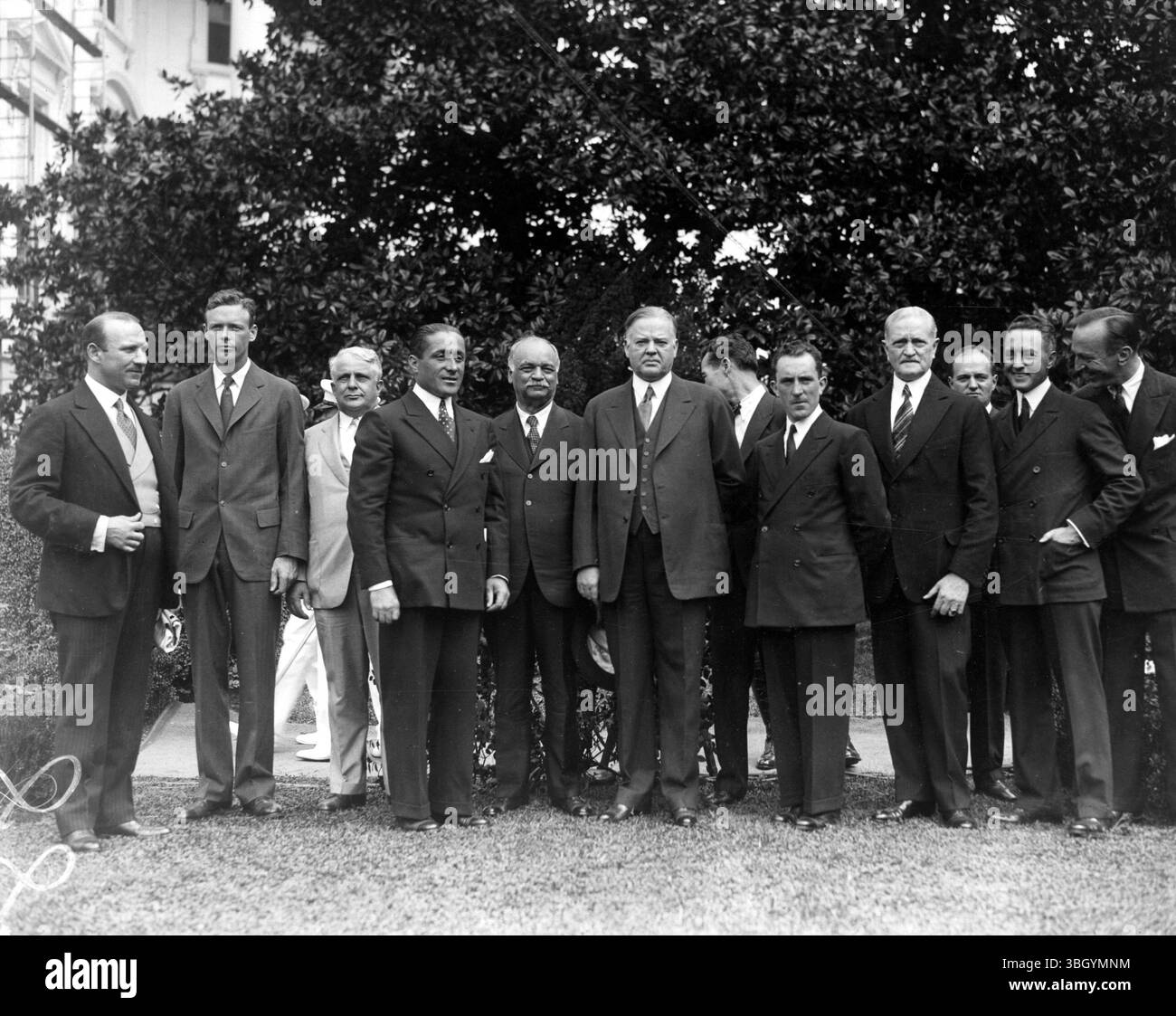 Le président Hoover accueille Coste et Bellonte , les audacieux dépliants français qui ont volé de Paris à New York , à la Maison Blanche . De gauche à droite ; Jules Henry , chargé d'affaires de l'Ambassade de France , Colonel Charles A Lindbergh , James T. Davis , Secrétaire au travail , Capitaine Dieudonne Coste , Vice-Président Charles Curtis , Président Hoover , Colonel Clarence Young , Secrétaire adjoint au commerce aéronautique , Maurice Bellonte , navigateur de l'interrogation Mark , général John J Pershing , F Trubee Davison , Secrétaire adjoint à la Guerre pour l'aviation , le contre-amiral Richard E Byrd et le Capt Banque D'Images