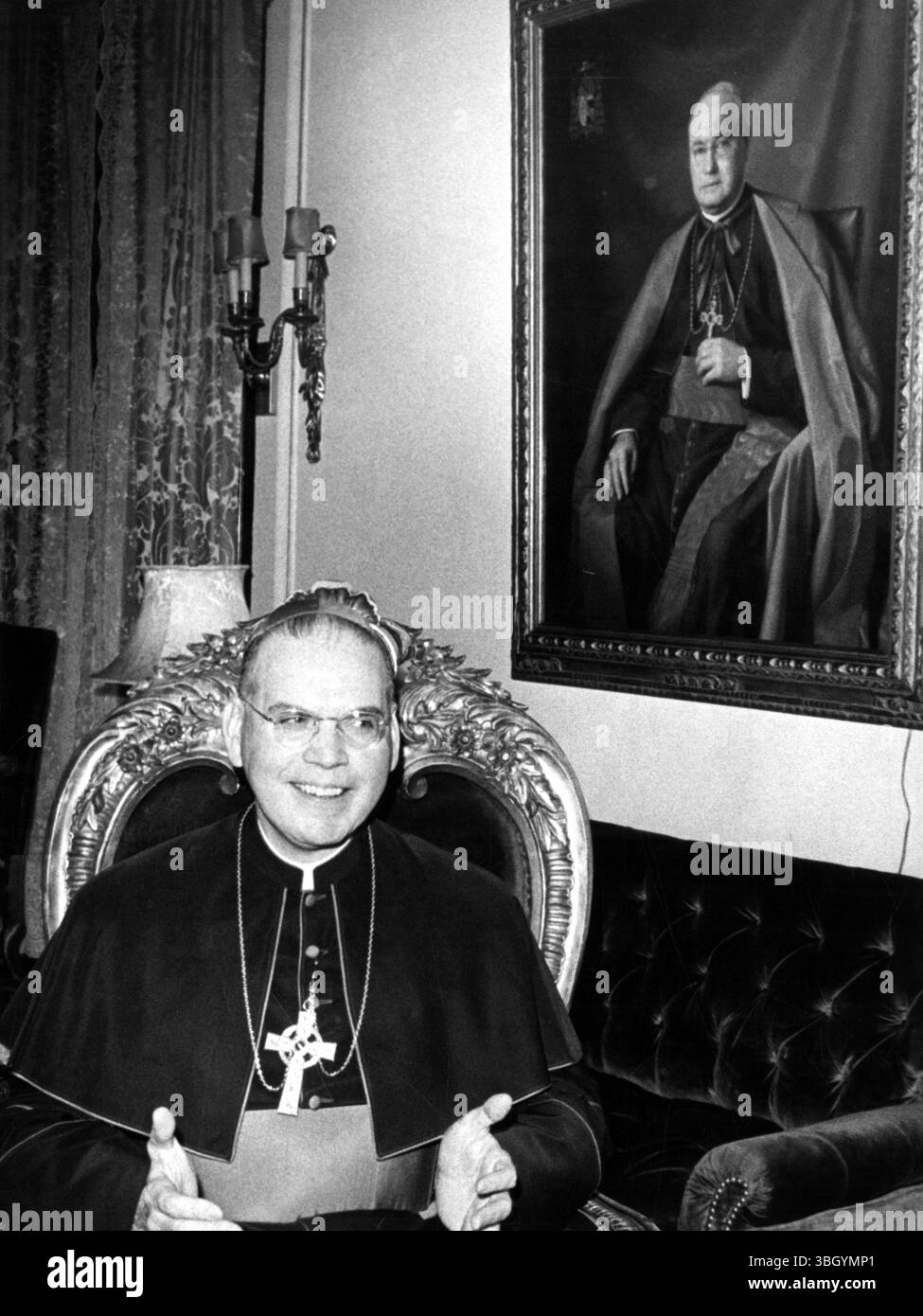 L'évêque Terence James Cooke , que le pape Paul VI vient de nommer nouvel archevêque catholique romain de New York , est assis devant un portrait de l'homme qu'il succède, le regretté cardinal Francis Spellman Banque D'Images