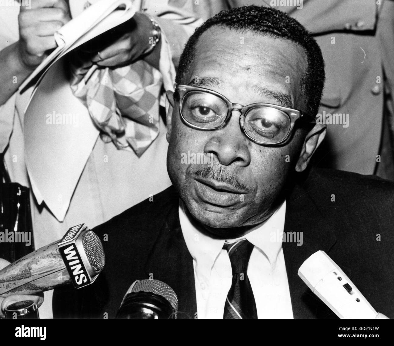 S'exprimant au nom de huit organisations nationales de défense des droits civils , le Dr Kenneth B Clark s'engage à concentrer ses efforts pour débarrasser Cleveland des tensions raciales et de la discrimination Banque D'Images