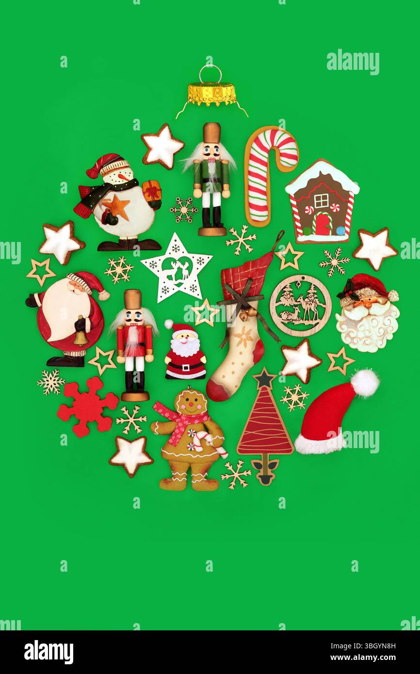 Décoration de forme ronde rétro de Noël avec décorations de Noël naturelles à l'ancienne sur vert avec des objets alimentaires. Symbole festif amusant surréaliste. Banque D'Images Décoration de forme ronde rétro de Noël avec décorations de Noël naturelles à l'ancienne sur vert avec des objets alimentaires. Symbole festif amusant surréaliste. Banque D'Images
