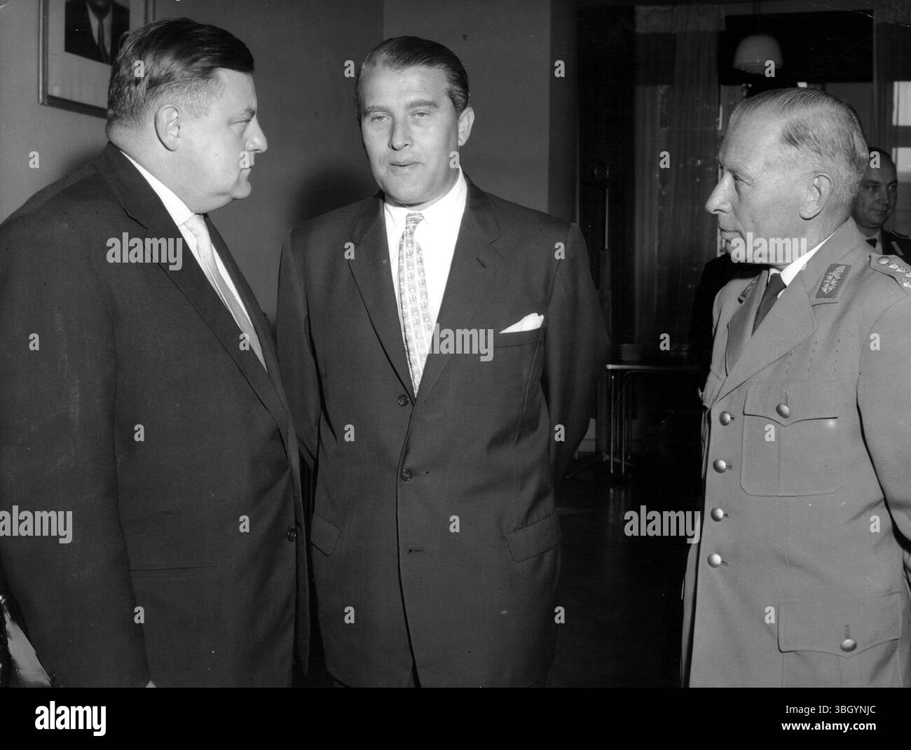 Wernher von Braun ( au centre ), expert en roquettes d'origine allemande, s'entretient avec Franz Josef Strauss ( à gauche ), ministre de la Défense ouest-allemande, et Adolf Heusinger, inspecteur général de l'armée ouest-allemande, après avoir donné une conférence sur les développements de roquettes aux États-Unis à des membres du ministère de la Défense ouest-allemande Banque D'Images
