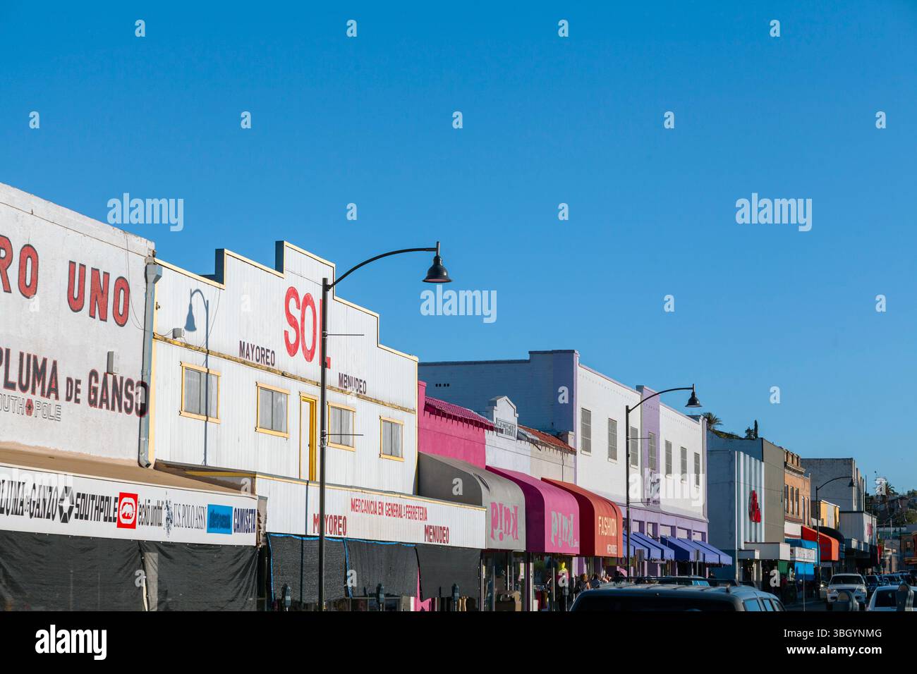Hauts de magasins et de bâtiments dans le centre-ville de Nogales, AZ Banque D'Images