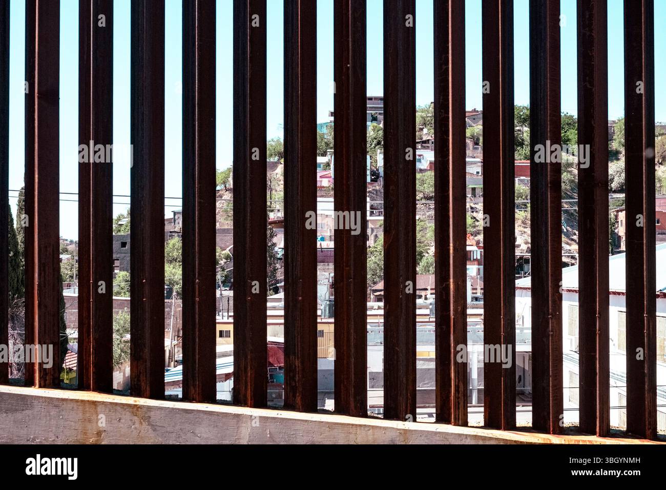 Vue rapprochée à travers la clôture du mur frontalier américain du Mexique Banque D'Images