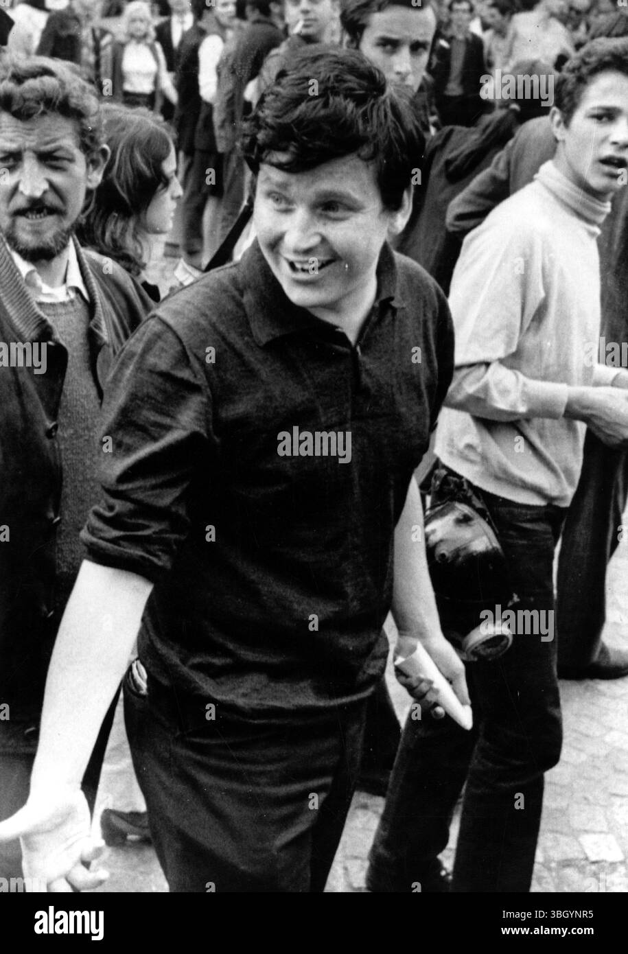 Le leader étudiant Daniel Cohn - Bendit , 23 ans, parfois appelé Danny le Rouge, marche le long du boulevard Montparnasse lors d'une manifestation syndicale étudiante contre le gouvernement gaulliste le 1er juin 1968 Banque D'Images