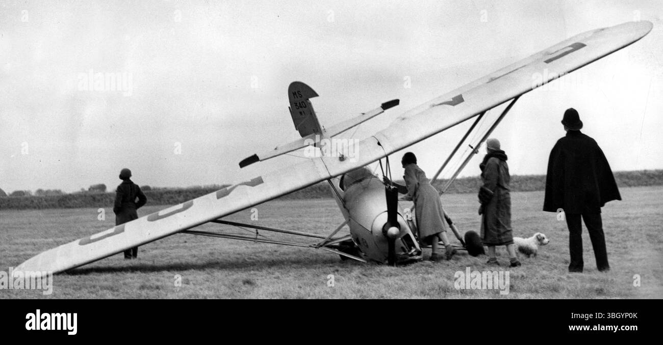 Ayant disparu de Villacoublay Paris immédiatement après son retour d'un vol avec Pierre Lallemand , qui a été pris de son avion avec une balle dans le dos , l'aviatrice française Madame Schemeder Chapellut s'écrase dans un champ attenant à Mill Farm , Selsey , Sussex , et est légèrement blessée Banque D'Images