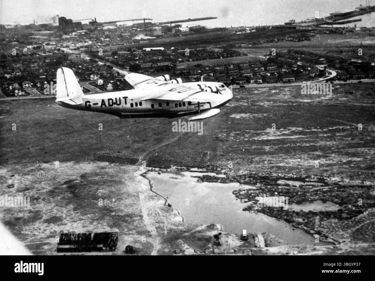 Imperial Airways Empire Flyboat ' Centaurus ' franchissant Port Melbourne, Victoria, Australie au cours de son vol d'enquête de 30 000 milles de la route aérienne proposée de l'Angleterre à la Nouvelle-Zélande, le plus long vol jamais entrepris par un avion commercial Banque D'Images