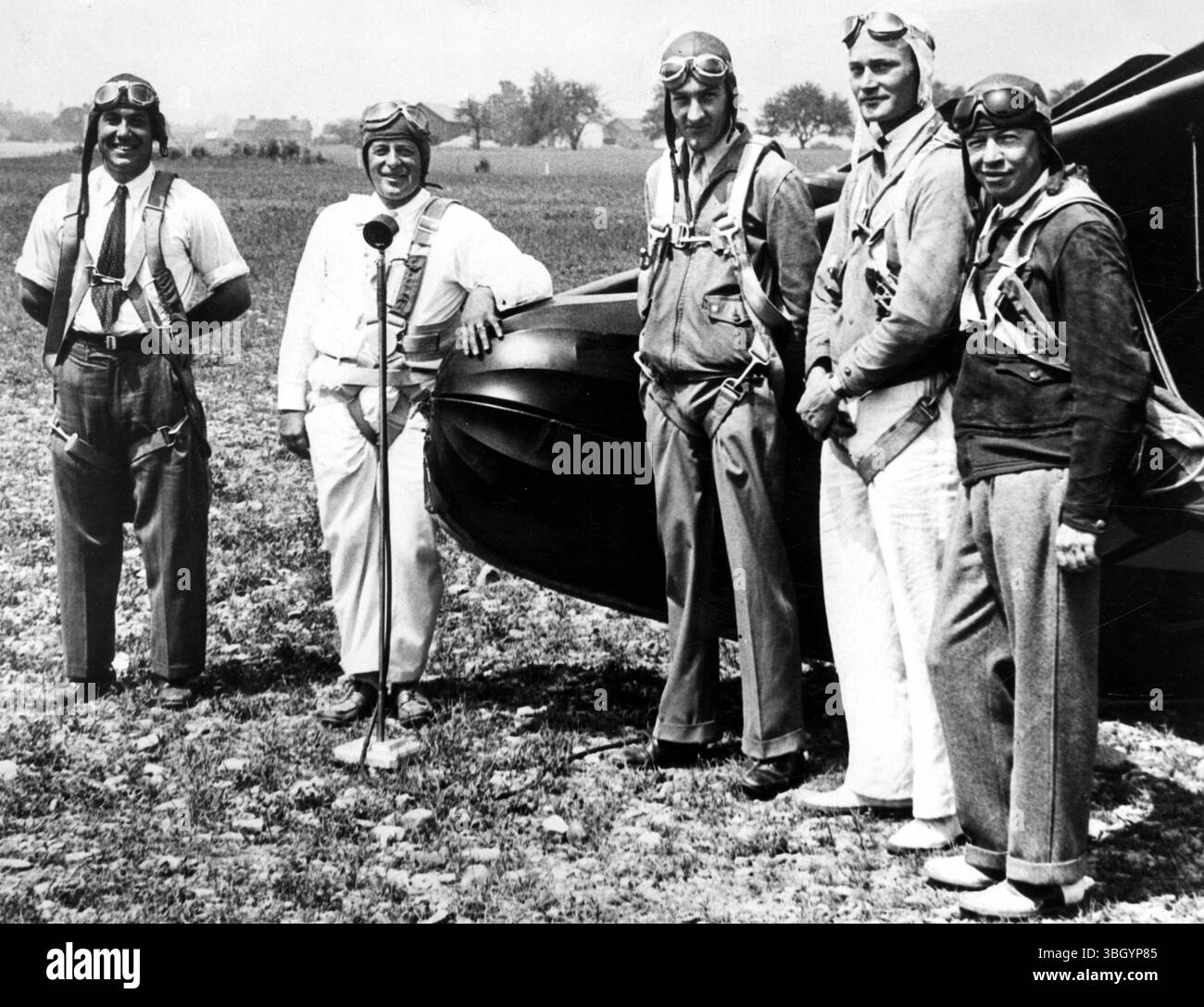 Un avion remorquait quatre planeurs pour la première fois à Elmira , New York . Sur la photo, le pilote de l'avion de remorquage Harold Bowen et les quatre pilotes de planeur Warren E Eaton , Président de la Soaring Society of America , Jack O ' Meara , Richard C Dupont , Capitaine Russell Holderman Banque D'Images