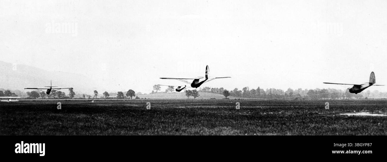 Un avion remorque quatre planeurs pour la première fois à Elmira New York photo montre un avion de remorquage et des planeurs quittant le sol au décollage Banque D'Images