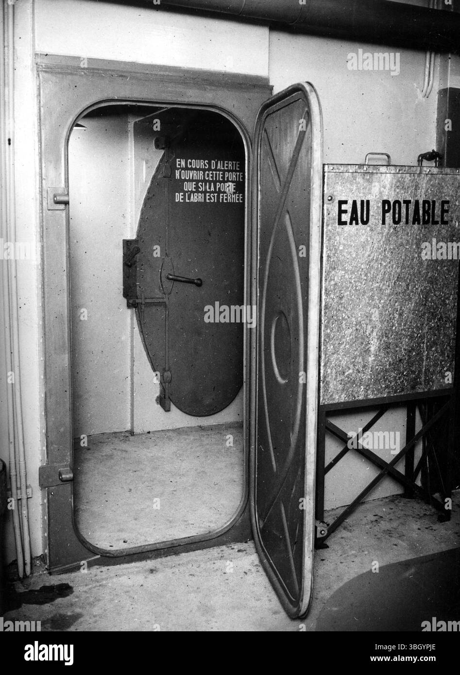 Un abri de gaz empoisonné dans la cave d'un nouvel immeuble d'habitation du Quai de Passy , la chambre en acier est capable de contenir 90 personnes Banque D'Images