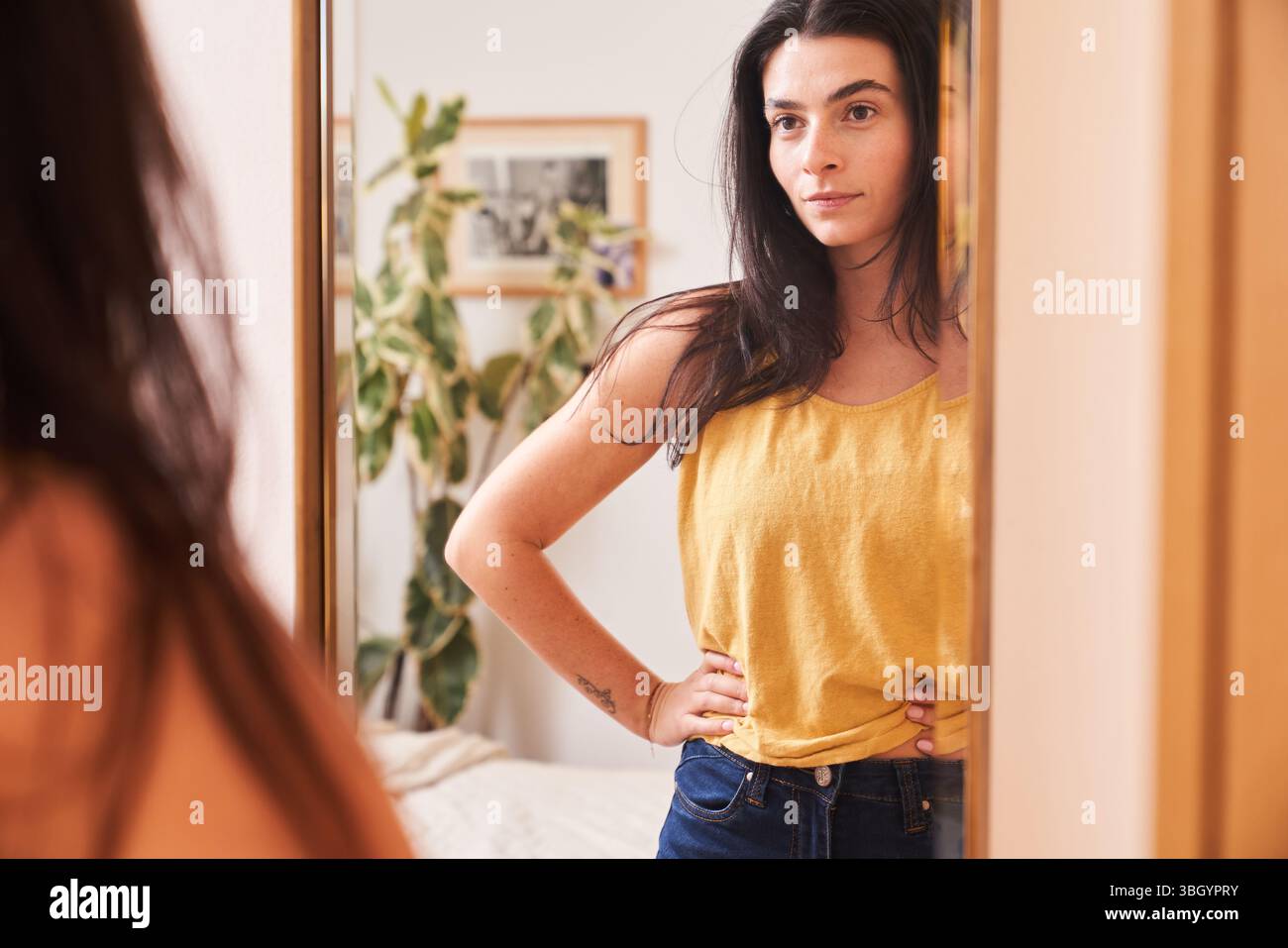 Femme regardant dans le miroir avec une forte expression Banque D'Images