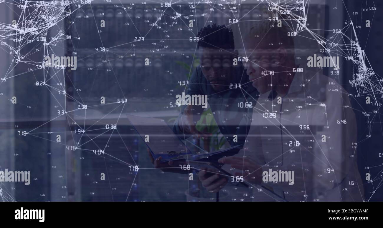 Image d'un réseau de connexions et d'icônes sur deux gens d'affaires divers Banque D'Images