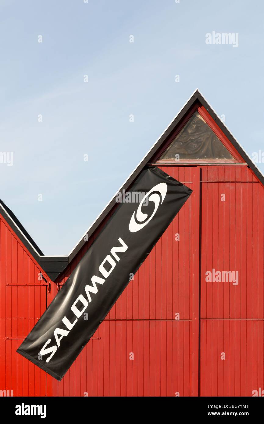 Logo Salomon sur un mur. Salomon est une entreprise de fabrication d'équipements sportifs originaire d'Annecy, en France Banque D'Images