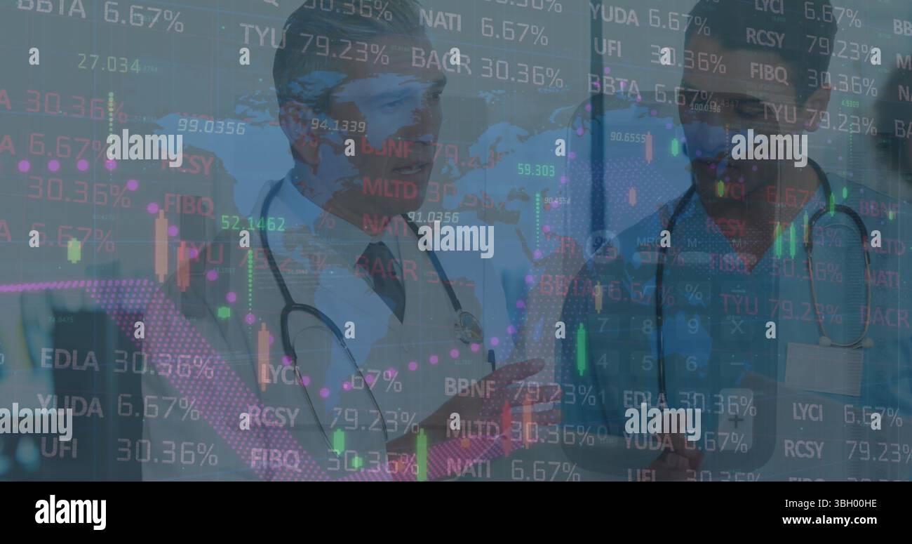 Image du traitement des données financières sur un médecin caucasien souriant Banque D'Images
