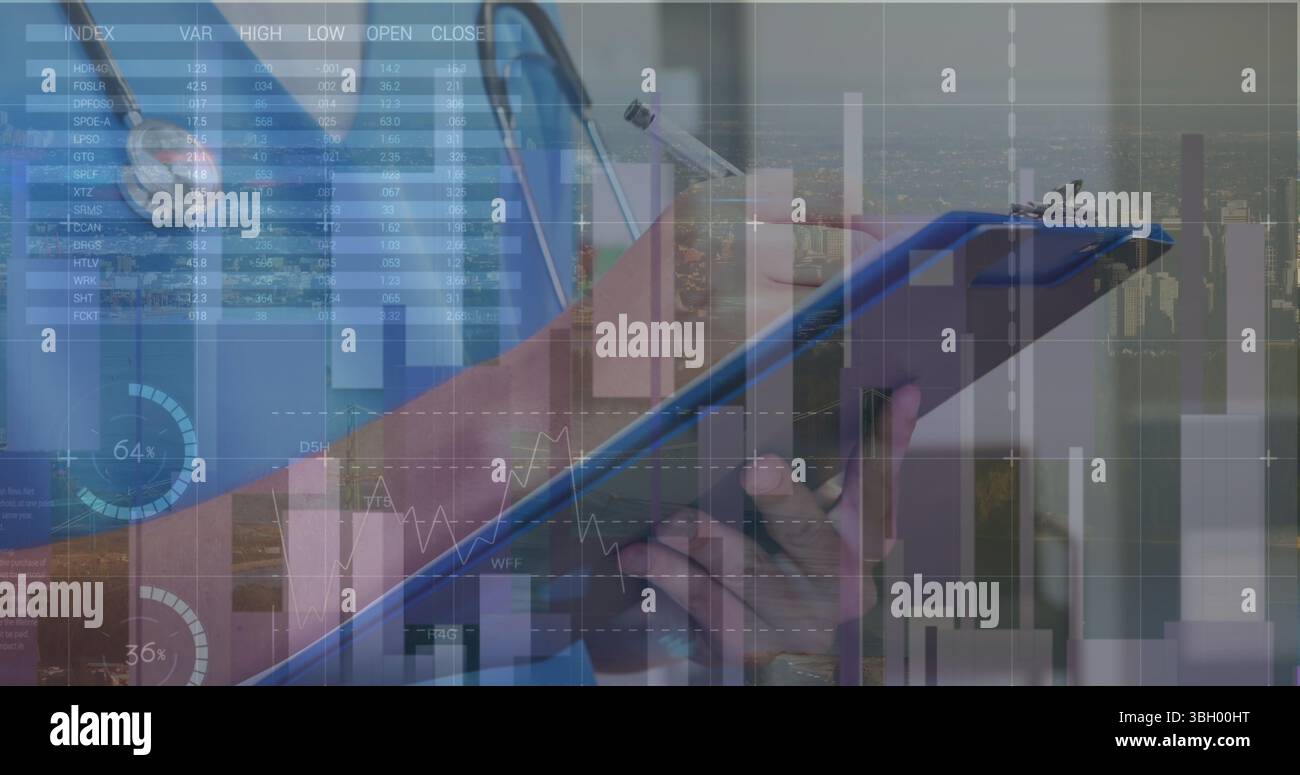 Image du traitement des données sur un médecin masculin caucasien Banque D'Images