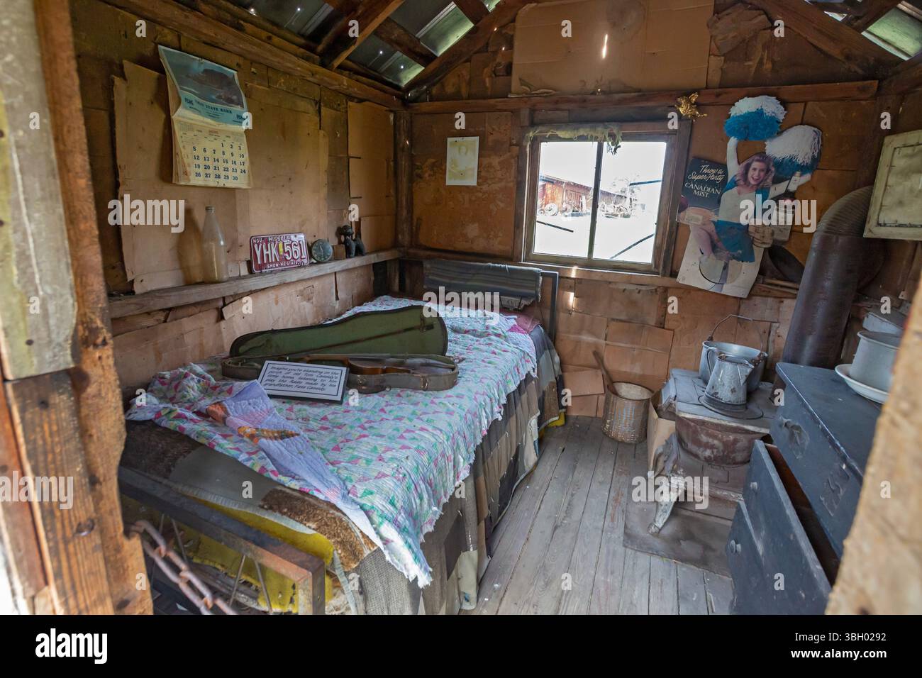 Clinton, Tennessee - le Musée des Appalaches, une collection de bâtiments et d'objets pionniers. La petite cabane de Tom Cassidy a un lit, violon, poêle, et Banque D'Images