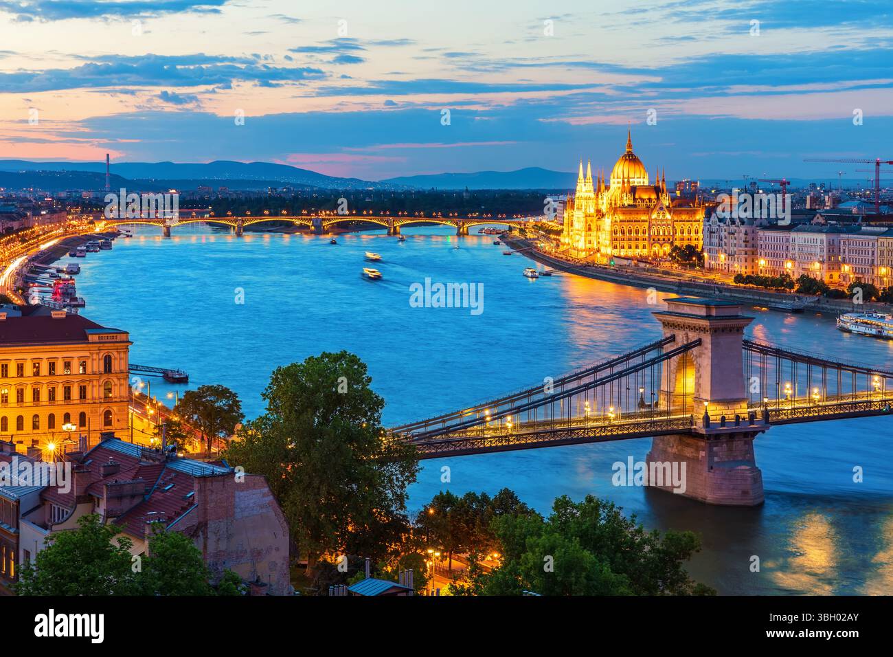 Célèbre Pont des chaînes de Budapest, vue sur les principaux monuments de la Hongrie, belles lumières de nuit. Banque D'Images