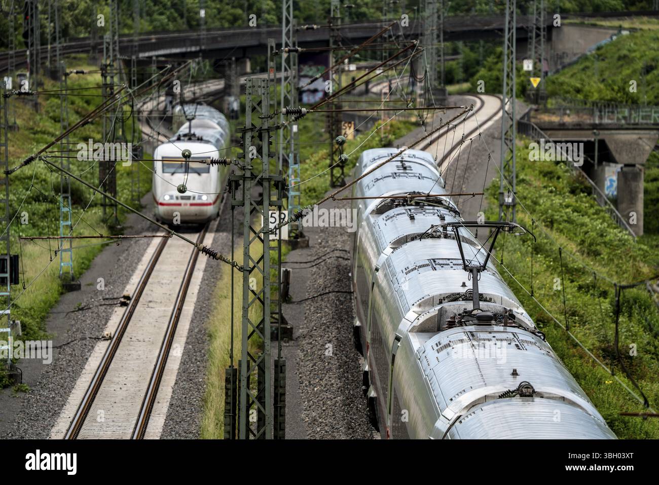 ICE 2, à gauche, train ICE 4 sur la ligne entre Bochum et Dortmund, près de Dortmund-Marten, ligne à voies multiples pour le trafic local et longue distance, Dortmund Banque D'Images