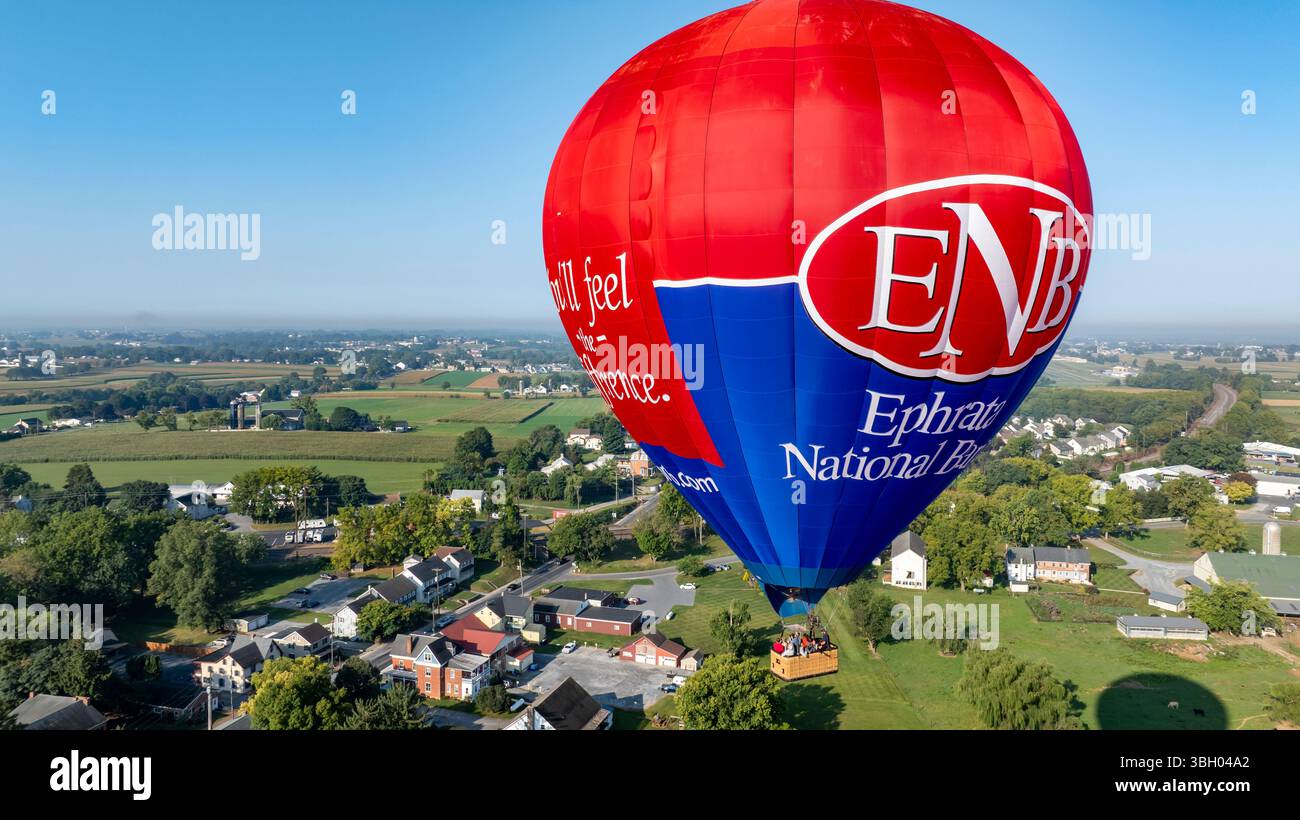 Une montgolfière vibrante survole le parc national d'Ephrata, mettant en valeur le magnifique paysage verdoyant en dessous.Bird in Hand, Pennsylvanie, 13 septembre 2024 - Banque D'Images