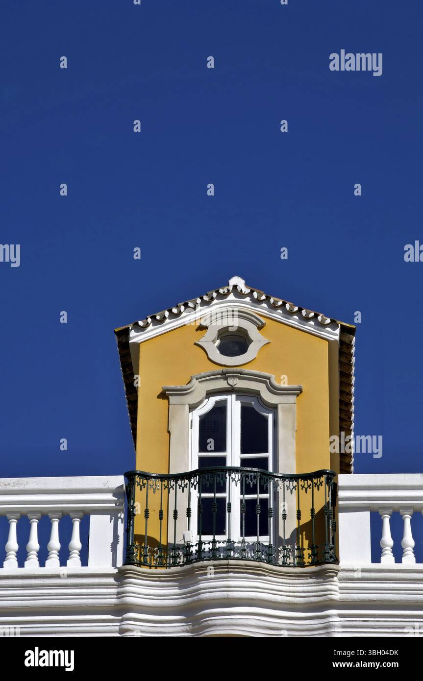 Détail de l'architecture, baie sur le toit d'une maison typique de l'Algarve devant un ciel bleu Banque D'Images