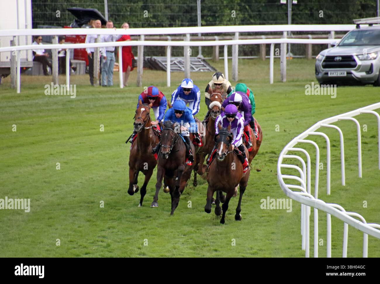 Epsom Downs, Surrey, Angleterre, Royaume-Uni. 6 juin 2025. Courses hippiques de jour pour dames sur Epsom Downs Surrey. Chevaux dans la course de la Coupe du couronnement autour de Tattenham Corner. Le vainqueur était le n°6 Jan Brueghel monté par Ryan Moore en Bordeaux et bleu. Le favori d'avant-course No 3 Calandagan en vert a terminé deuxième. Crédit : Julia Gavin/Alamy Live News Banque D'Images Epsom Downs, Surrey, Angleterre, Royaume-Uni. 6 juin 2025. Courses hippiques de jour pour dames sur Epsom Downs Surrey. Chevaux dans la course de la Coupe du couronnement autour de Tattenham Corner. Le vainqueur était le n°6 Jan Brueghel monté par Ryan Moore en Bordeaux et bleu. Le favori d'avant-course No 3 Calandagan en vert a terminé deuxième. Crédit : Julia Gavin/Alamy Live News Banque D'Images