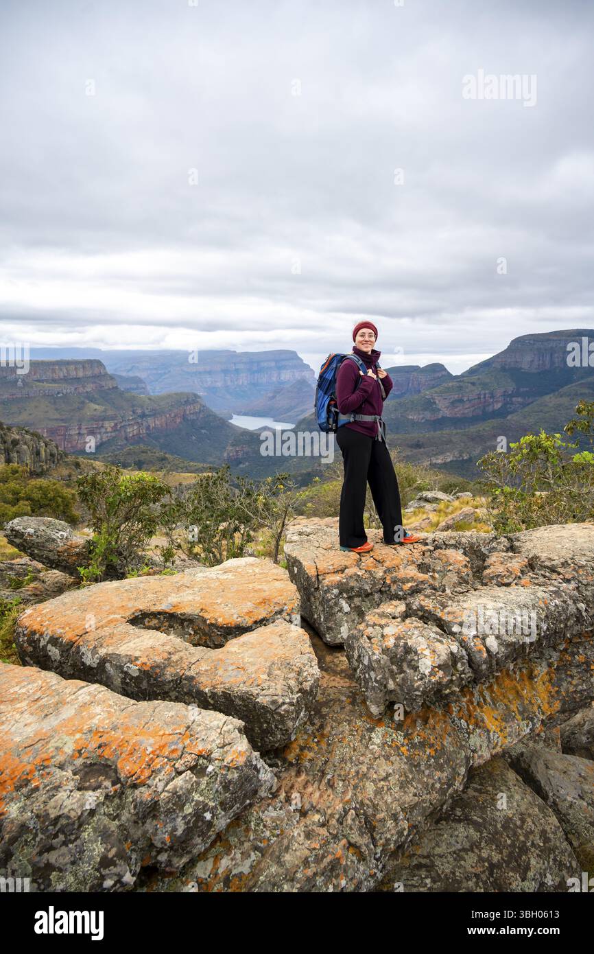 Touriste à Lowveld Viewpoint, vue sur la gorge de la rivière Blyde, paysage canyon, canyon de la rivière Blyde, Panorama route, Mpumalanga, Afrique du Sud, Afrique Banque D'Images