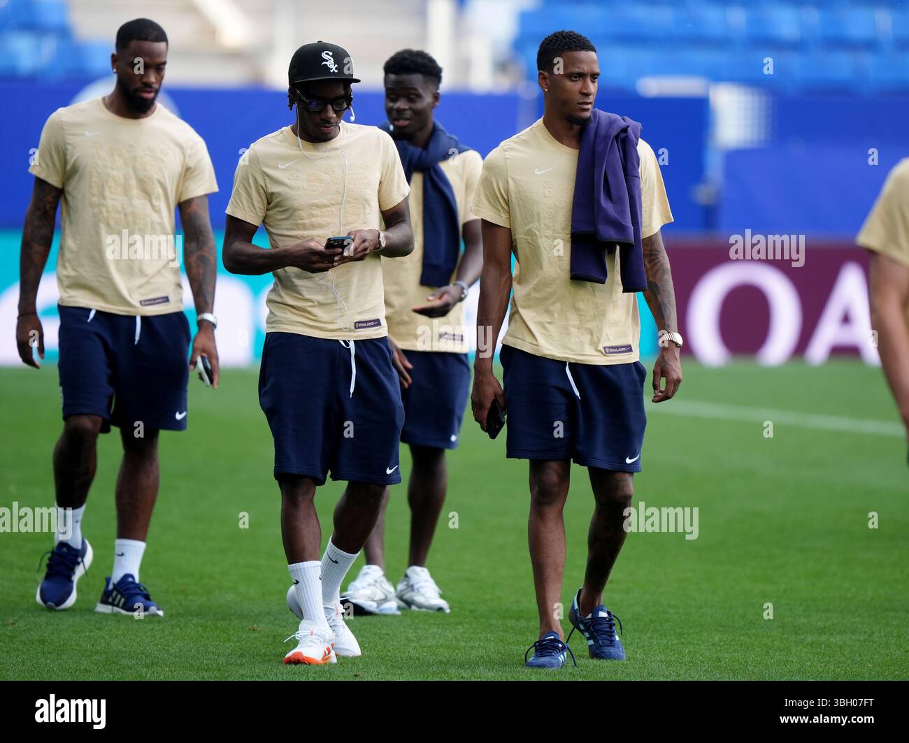 Les anglaises Noni Madueke (à gauche) et Ezri Konsa (à droite) lors d'une marche au stade RCDE de Barcelone, en Espagne. Date de la photo : vendredi 6 juin 2025. Banque D'Images