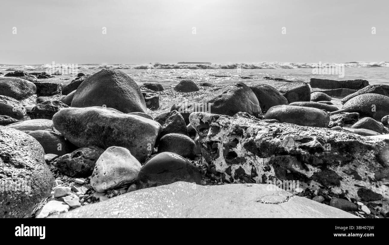 Les eaux magnifiques de l'océan Atlantique avec ses côtes rocheuses près de la ville de Dakar au Sénégal Banque D'Images