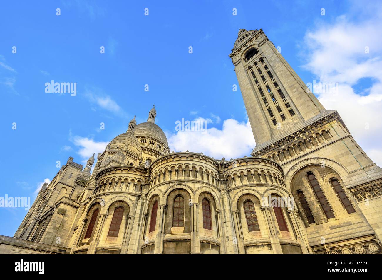 L'arrière de la Basilique du Sacré-Cœur de Montmartre dans un belle journée ensoleillée avec ciel bleu. L'église du Sacré-Cœur de Paris en France, l'Europe. Populaires religi Banque D'Images